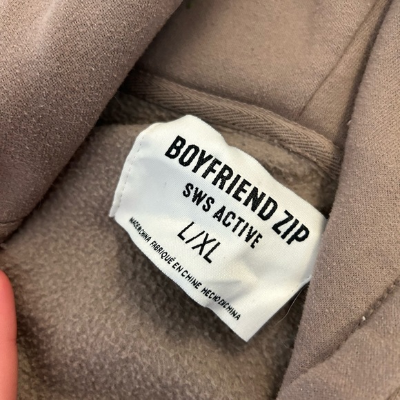 Super cute women’s zip up - Picture 2 of 3